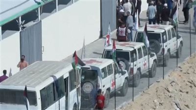 بالفيديو.. مشاهد تسليم الدفعة الثانية من المحتجزين الإسرائيليين للصليب الأحمر في خان يونس