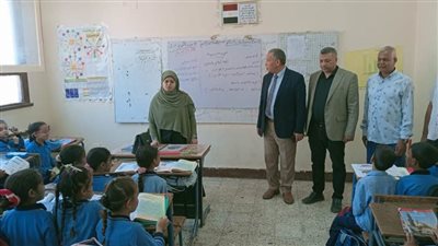 مدير تعليم أسيوط يطمئن على حالة الطلاب المصابين في حادث سقوط تروسيكل بمصرف زراعي