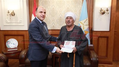 محافظ كفر الشيخ يُسلّم 15 عقد تقنين أراضي أملاك دولة للمواطنين