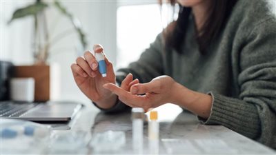 علماء يطورون طريقة جديدة لمراقبة مستويات السكر في الدم بدقة عالية ودون الحاجة إلى إبر