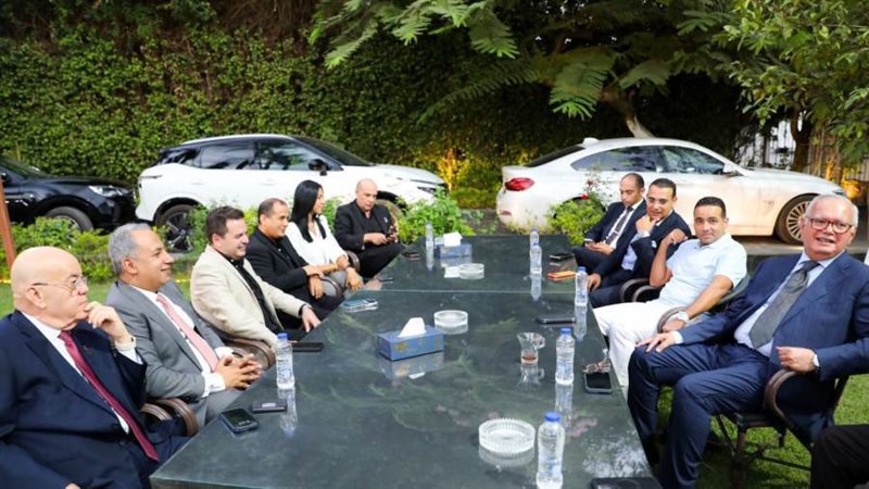 خلال الاجتماع