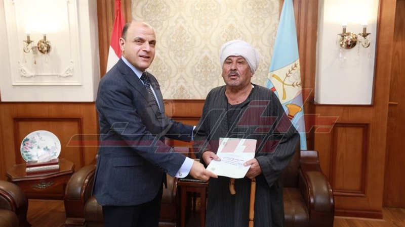 تسليم العقود