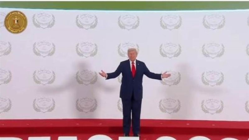 ترامب يلتقط صورا