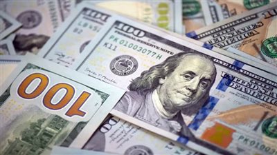 الدولار يتراجع في ظل تركيز المتعاملين على توقعات خفض الفائدة الأمريكية