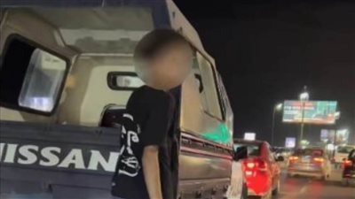 الأمن يكشف ملابسات فيديو لشخص يتشبث بسيارة شرطة بحذاء تزلج في الإسكندرية