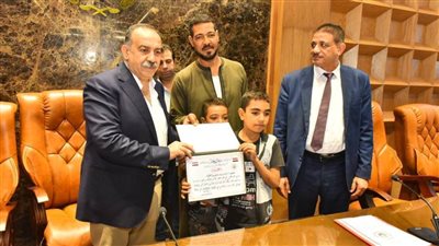 محافظ أسيوط يكرم ميخائيل عياد الذي أنقذ أطفال 