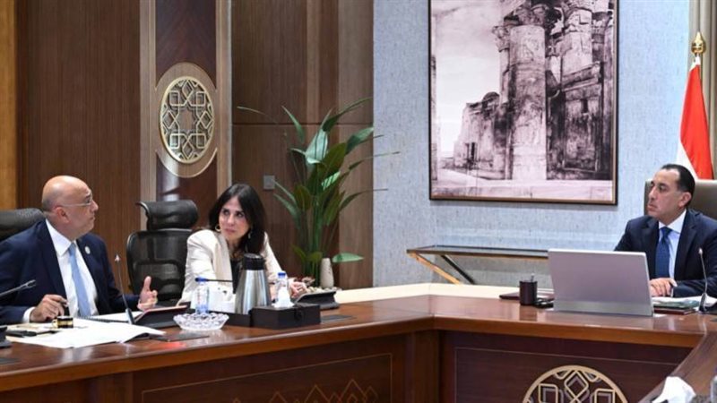 رئيس الوزراء في اجتماعه