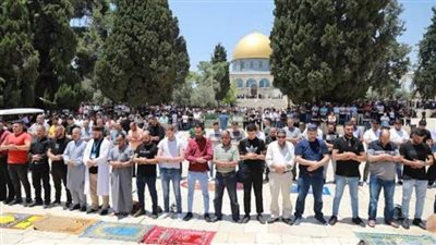 عشرات الآلاف من الفلسطينيين يؤدون صلاة الجمعة في الأقصى
