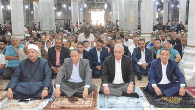 بالصور.. محافظ الغربية يؤدي صلاة الجمعة بمسجد السيد البدوي ويتفقد محيطه عقب ختام المولد
