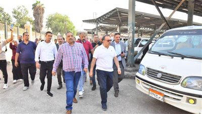 بالصور.. محافظ أسيوط يتفقد مواقف السرفيس ومحطات الوقود لمتابعة الالتزام بالتعريفة الجديدة