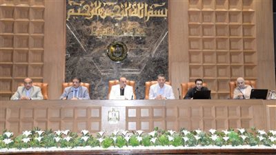 محافظ أسيوط يعقد اجتماعًا موسعًا مع مسؤولي الشركات والمرافق لمتابعة تنفيذ مشروعات حياة كريمة