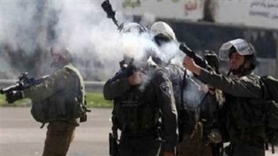 قوات الاحتلال تطلق قنابل الصوت والغاز غرب الخليل