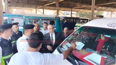سكرتير عام كفر الشيخ يتفقد مواقف السيارات لمتابعة تطبيق التعريفة الجديدة