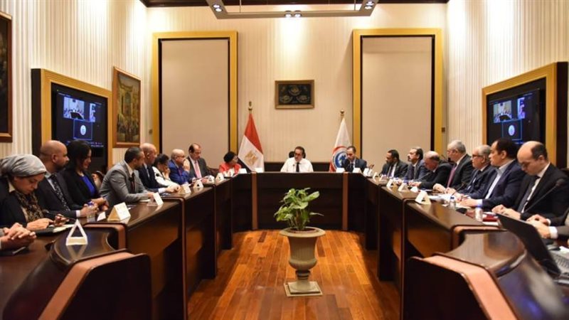 وزير الصحة خلال الاجتماع