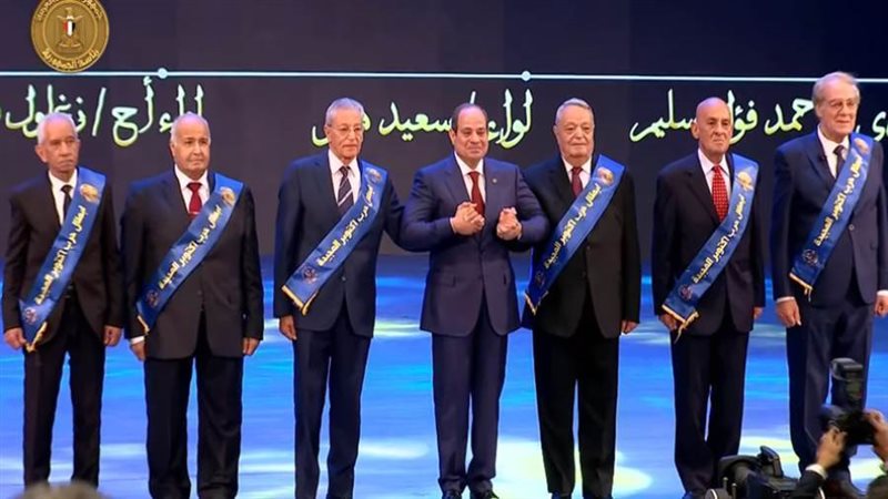 الرئيس السيسي يكرم