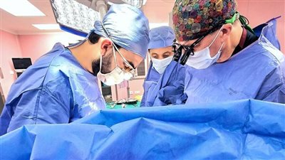  المستشفيات التعليمية تستضيف فريقًا عالميًا لجراحات قلب الأطفال بمعهد القلب القومي