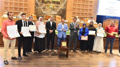 بالصور.. محافظ أسيوط يكرم المتميزين في مجالات الإبداع والتراث والابتكار 