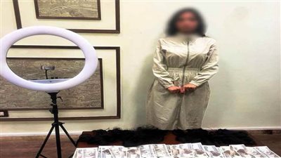 ضبط صانعة محتوى لنشرها مقاطع فيديو تتضمن قيامها بالرقص بملابس خادشة للحياء العام