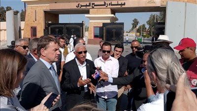 وفد برلماني دنماركي يتفقد مخازن المساعدات الخاصة بالهلال الأحمر المصري بمدينة العريش