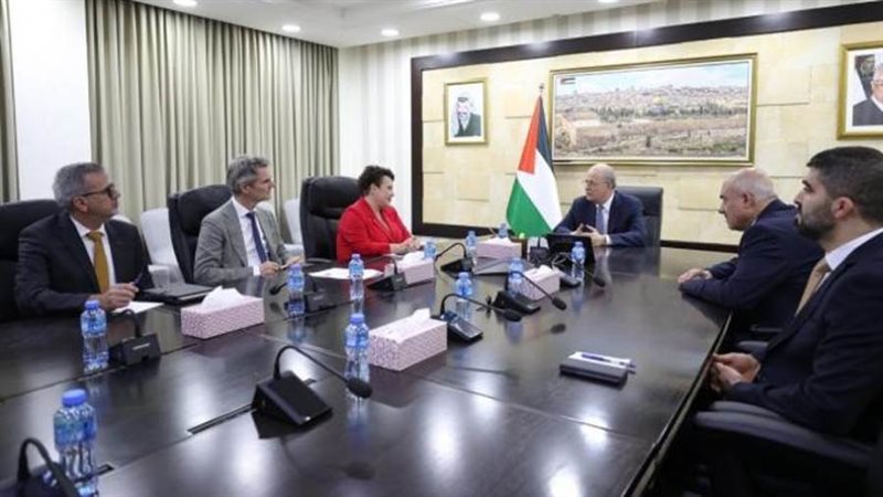 رئيس الوزراء يلتقي