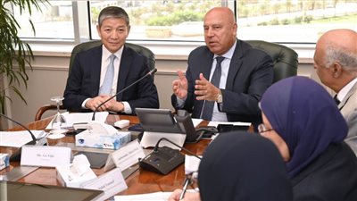 الوزير يبحث مع السفير الصيني مشروعات التعاون المشترك وتعزيز الاستثمارات بمصر 