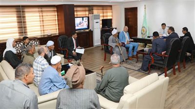 وزير الزراعة يستقبل عددًا من الفلاحين ويستمع لمشاكلهم 