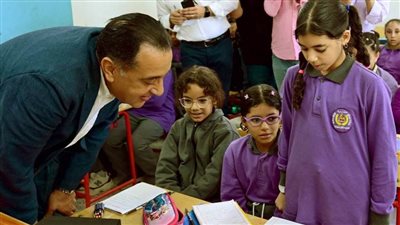 رئيس الوزراء يغير مسار جولته بالسويس ويتفقد مدرسة 