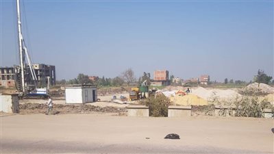 مقاول يبني على أحد الشوارع بكفر الشيخ!!