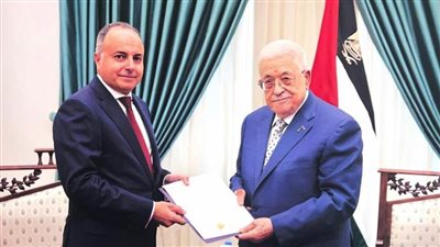 سفير مصر بفلسطين يسلم عباس دعوة من الرئيس السيسي للمشاركة في افتتاح المتحف المصري الكبير