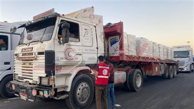 دعمًا للأشقاء.. الهلال الأحمر يُسيّر القافلة 59 إلى غزة