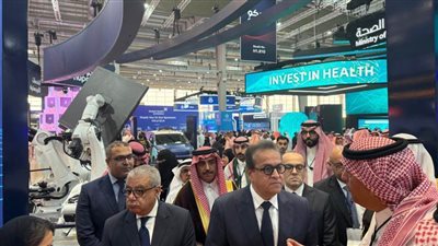 وزير الصحة يتفقد المعرض الطبي المنعقد على هامش ملتقى الصحة العالمي في السعودية