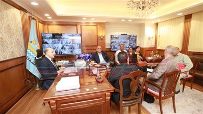 محافظ كفر الشيخ يناقش عددًا من شكاوى المواطنين 