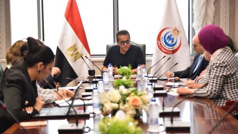 اجتماع وزير الصحة
