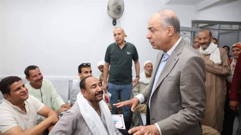 محافظ المنيا مع راغبى