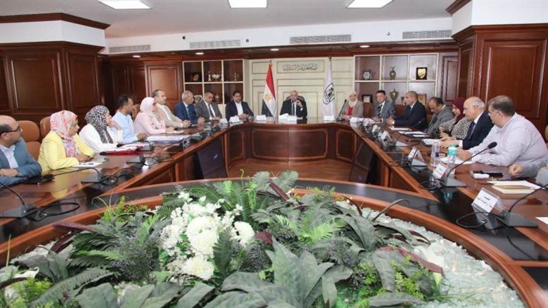 اجتماع محافظ بنى