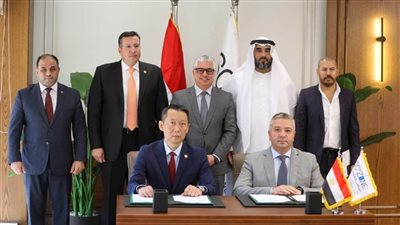 رئيس اقتصادية قناة السويس يشهد توقيع بروتوكول تعاون استراتيجي بمنطقة السخنة الصناعية