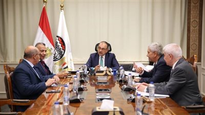 وزير قطاع الأعمال يبحث مع نقيب أطباء الأسنان آليات تأمين احتياجات السوق من 