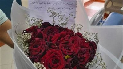 مصابة فلسطينية تهدي رسالة شكر وباقة ورد لمصر والرئيس السيسي