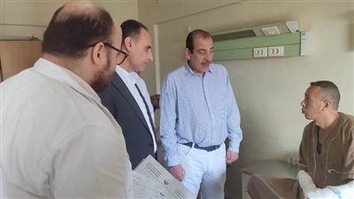 نائب وزير الصحة يصرف مكافأة للعاملين بمستشفى بني سويف