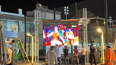 بالصور.. محافظة الغربية تنتهي من تجهيز 125 شاشة في النوادي ومراكز الشباب والشوارع والمدارس