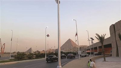 الشوارع تتزين لاستقبال قادة العالم.. استعدادات مكثفة لافتتاح المتحف المصري الكبير