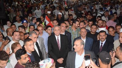 بالصور.. محافظ الغربية وسط المواطنين لمتابعة افتتاح المتحف المصري الكبير