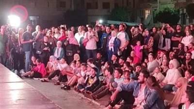 المصريون يحتشدون بالميادين لمتابعة الاحتفال بافتتاح المتحف الكبير حاملين صور الرئيس