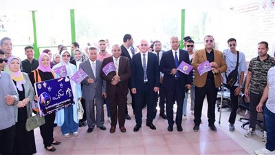 رئيس جامعة سوهاج يشارك الطلاب ذوي الإعاقة الألعاب الترويحية والرياضية