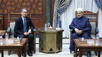 شيخ الأزهر يستقبل وزير شؤون المسلمين في سنغافورة