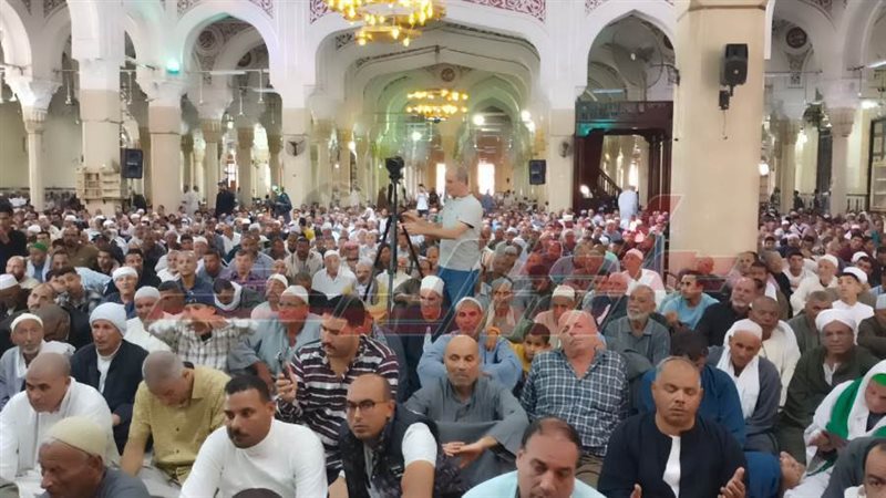 الالاف يؤدون صلاة