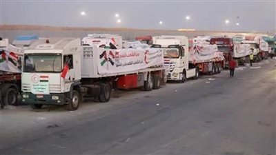 قافلة المساعدات الـ 64 تدخل إلى الفلسطينيين بقطاع غزة
