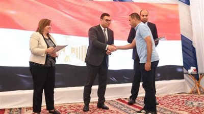 وزير الإسكان يُسلم عقود وحدات 