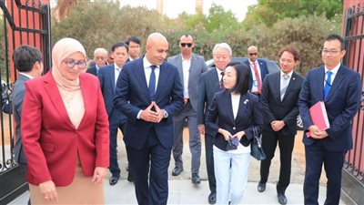 بالصور| وزير التعليم يصطحب 