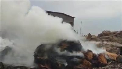 بالصور.. إخماد حريق شونة كتان فى 